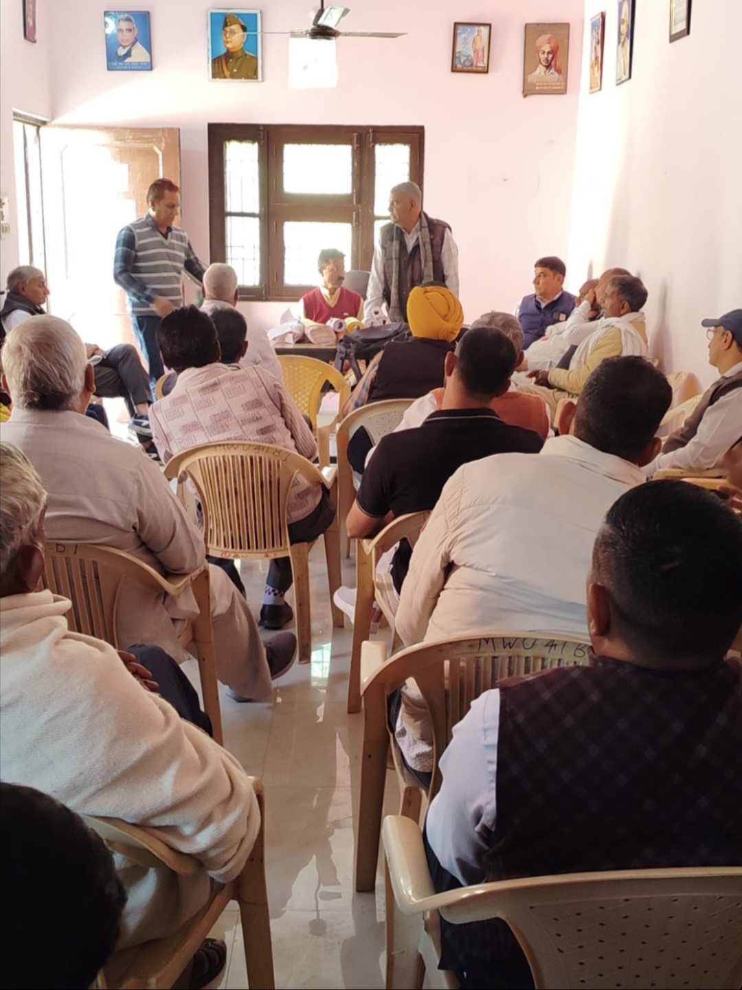 बैठक करते हुए कर्मचारी बैठक करते हुए कर्मचारी