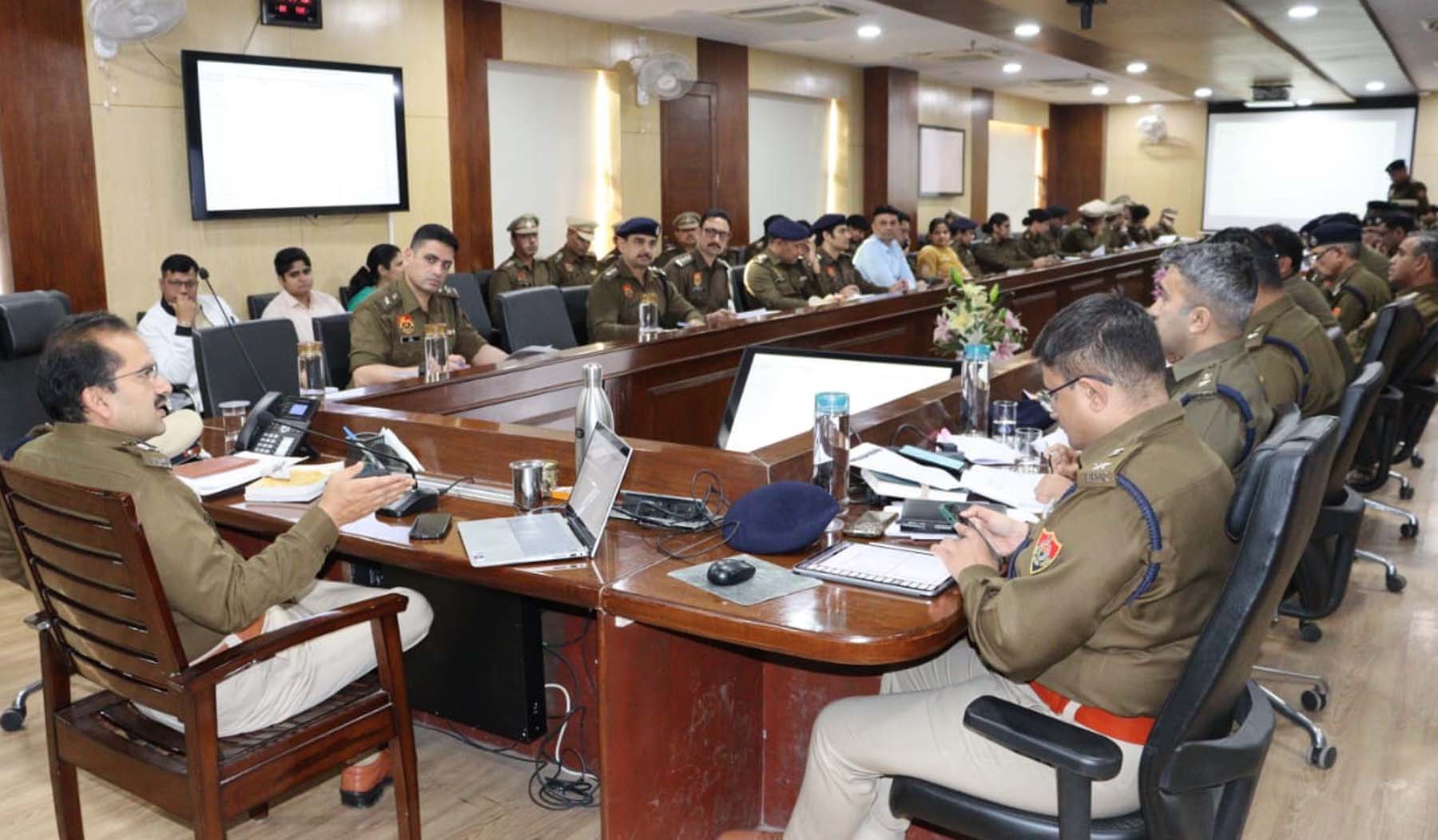 गुरुग्राम में पुलिस अधिकारियों की बैठक लेते सीपी विकास कुमार अरोड़ा। गुरुग्राम में पुलिस अधिकारियों की बैठक लेते सीपी विकास कुमार अरोड़ा।