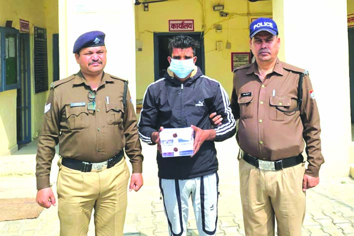 पुलिस गिरफ्त में आरोपित पुलिस गिरफ्त में आरोपित