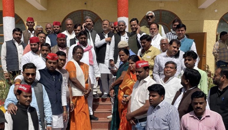 प्रदर्शन करते सपाई प्रदर्शन करते सपाई