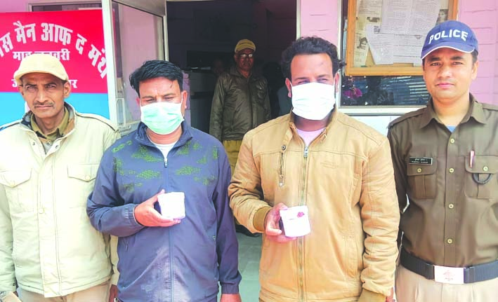 पुलिस गिरफ्त में स्मैक तस्कर पुलिस गिरफ्त में स्मैक तस्कर