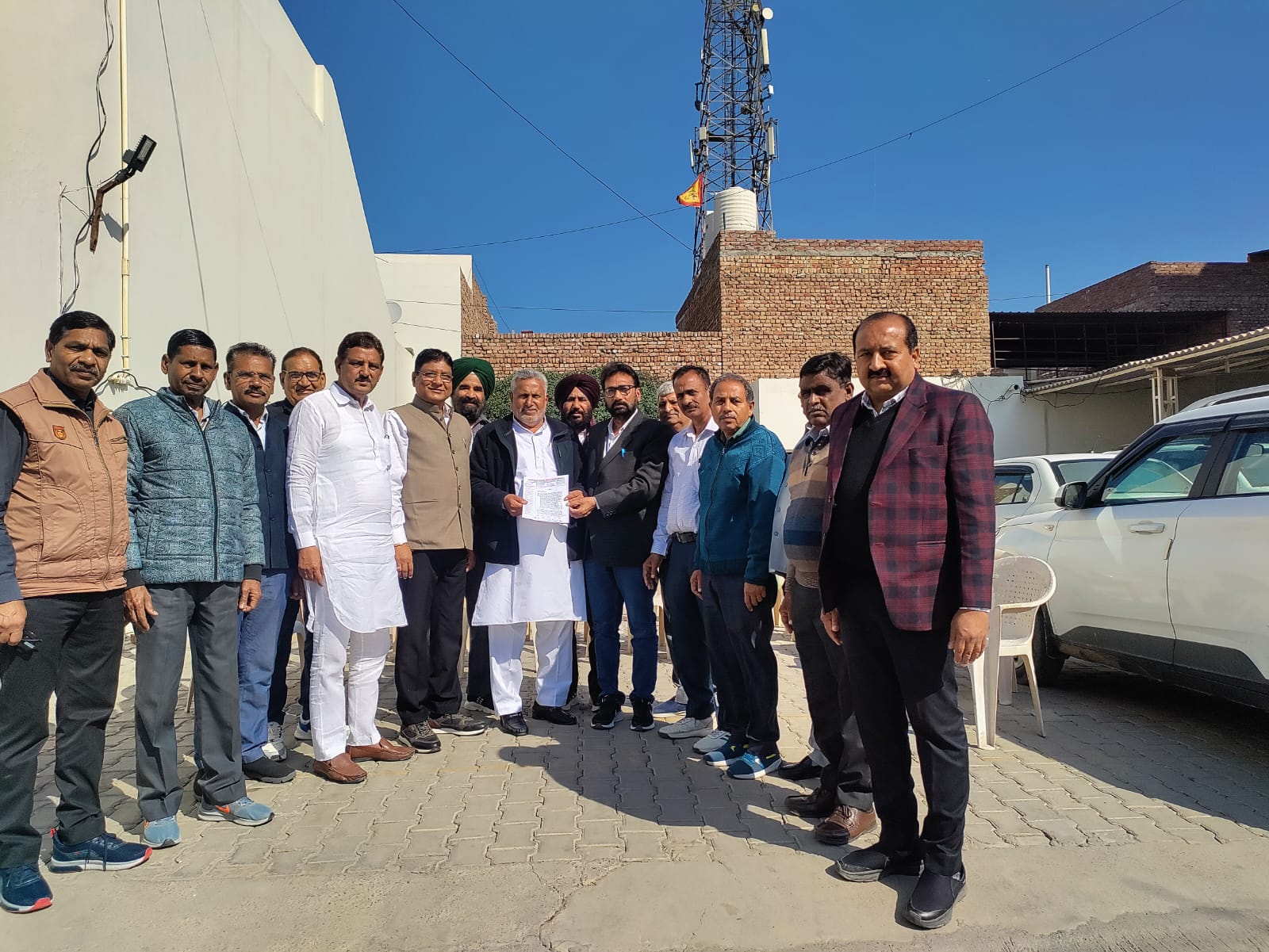 विधायक को मुख्यमंत्री के नाम ज्ञापन सौंपते हरियाणा स्टेट पेंशनर्स समाज के पदाधिकारी। विधायक को मुख्यमंत्री के नाम ज्ञापन सौंपते हरियाणा स्टेट पेंशनर्स समाज के पदाधिकारी।
