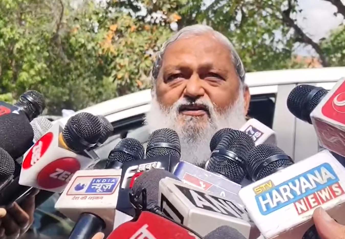 हरियाणा के ऊर्जा मंत्री अनिल विज पत्रकाराें से बातचीत करते हुए हरियाणा के ऊर्जा मंत्री अनिल विज पत्रकाराें से बातचीत करते हुए