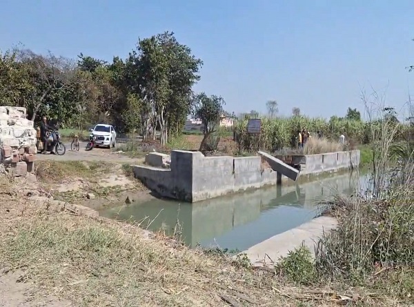 नहर में गिरी कार, नहर में गिरी कार,