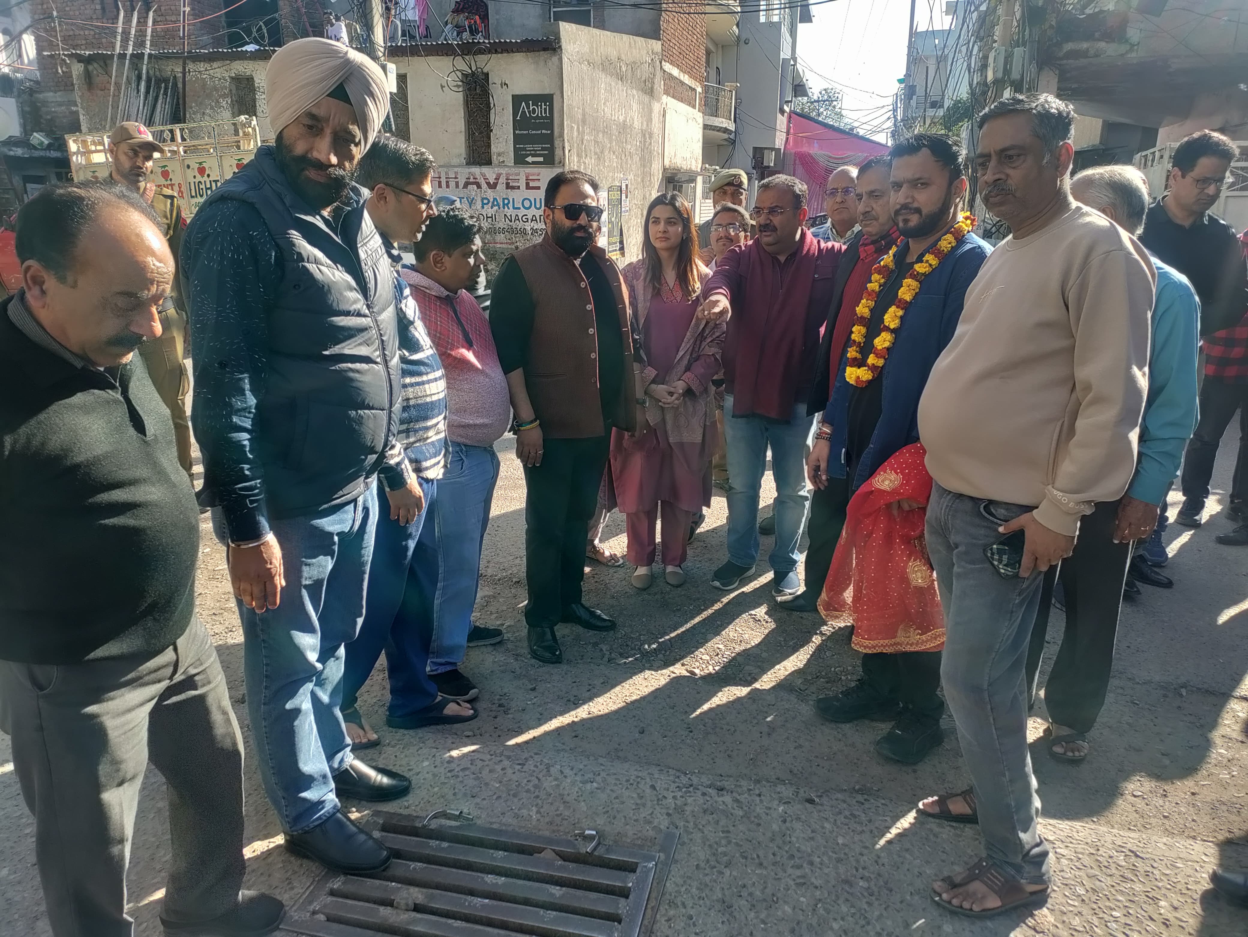 विधायक रंधावा ने गांधी नगर में जनसंपर्क कार्यक्रम आयोजित किया