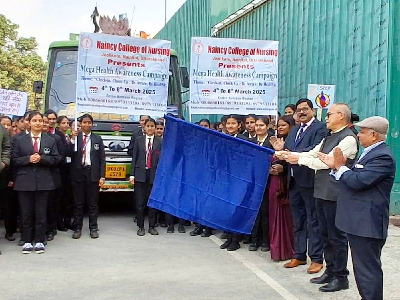 पर्वतीय क्षेत्रों के लिये जागरूकता बसों को रवाना करते मुख्य आयकर आयुक्त कुमाऊं नरेंद्र सिंह जंगपांगी। पर्वतीय क्षेत्रों के लिये जागरूकता बसों को रवाना करते मुख्य आयकर आयुक्त कुमाऊं नरेंद्र सिंह जंगपांगी।