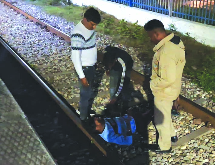 रेलवे ट्रैक पर लेटा आरोपित रेलवे ट्रैक पर लेटा आरोपित