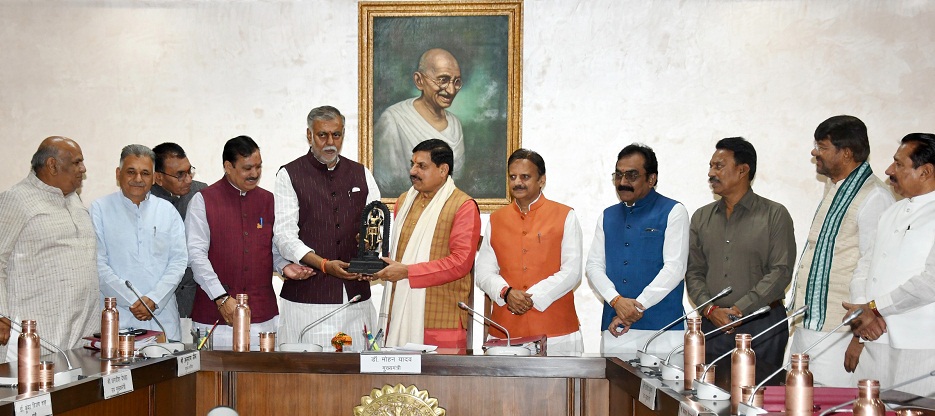 मंत्रीगण ने मुख्यमंत्री को भगवान श्री रामलला की प्रतिमा भेंट की मंत्रीगण ने मुख्यमंत्री को भगवान श्री रामलला की प्रतिमा भेंट की