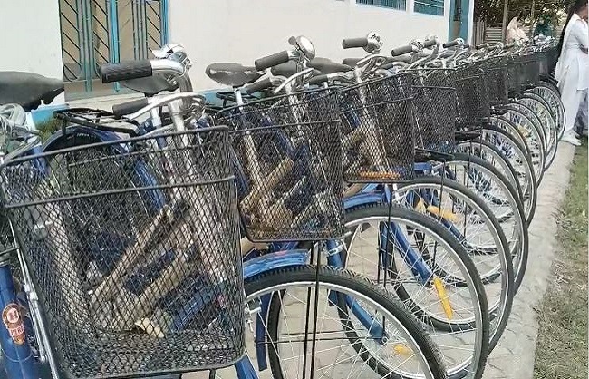 विद्यार्थियों के बीच साइकिल वितरित विद्यार्थियों के बीच साइकिल वितरित