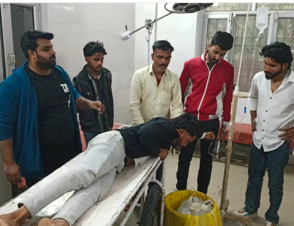 अस्पताल में भर्ती युवक अस्पताल में भर्ती युवक