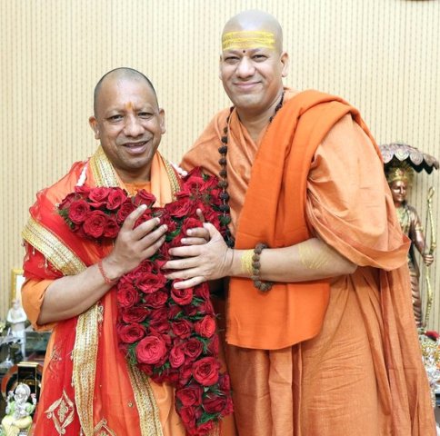 मुख्यमंत्री योगी आदित्यनाथ से भेंट करते आचार्य महामंडलेश्वर कैलाशानंद गिरी (फोटो) मुख्यमंत्री योगी आदित्यनाथ से भेंट करते आचार्य महामंडलेश्वर कैलाशानंद गिरी (फोटो)
