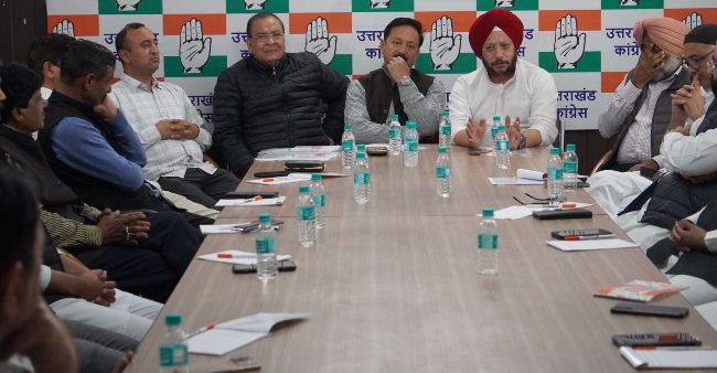 कांग्रेस की बैठक में चर्चा करते कांग्रेस पदाधिकार। कांग्रेस की बैठक में चर्चा करते कांग्रेस पदाधिकार।