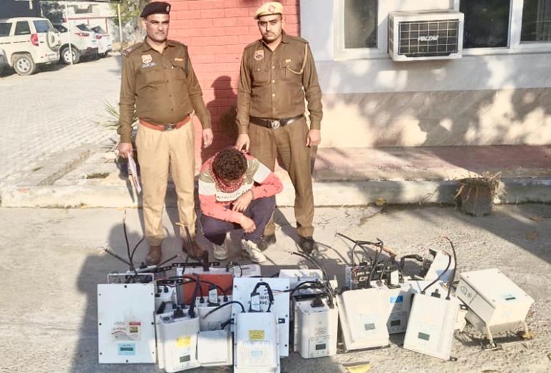 पुलिस गिरफ्त में चोरी के सामान के साथ सुल्तान। पुलिस गिरफ्त में चोरी के सामान के साथ सुल्तान।