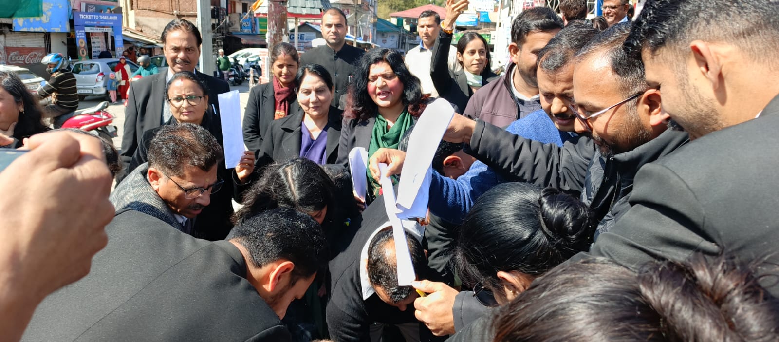 केंद्र के कानून की प्रतियां जलाते हुए वकील।
