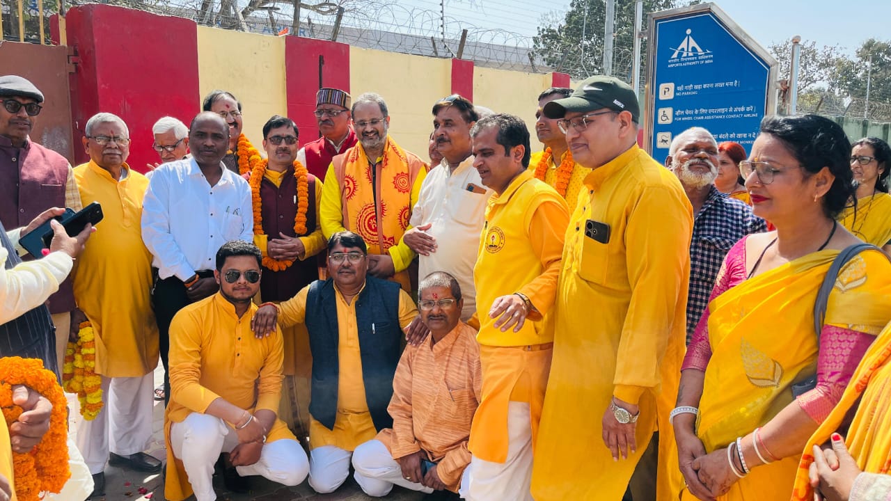 एयरपोर्ट पर हुआ विश्व विख्यात चिंतक चिन्मय पांड्या का स्वागत* एयरपोर्ट पर हुआ विश्व विख्यात चिंतक चिन्मय पांड्या का स्वागत*