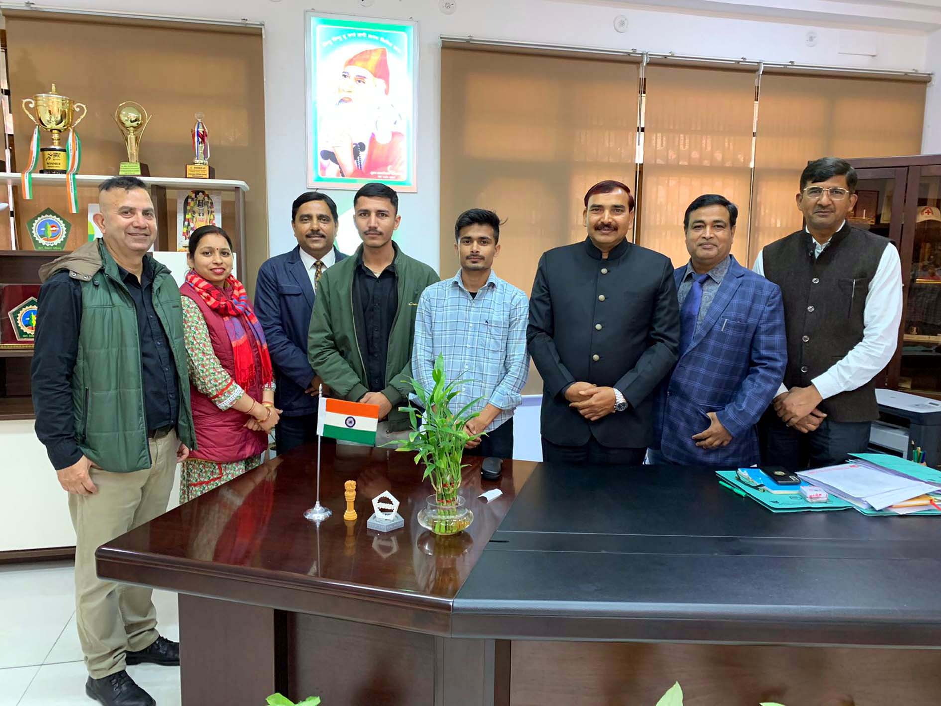 जेआरएफ-नेट-यूजीसी उत्तीर्ण करने वाले विद्यार्थियों को बधाई देते कुलपति प्रो. नरसी राम बिश्नोई।