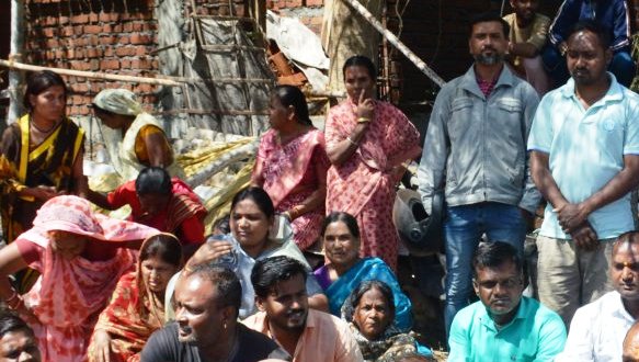 निर्माणाधीन मकान को गिराने पहुंची डीईओ टीम, क्षेत्रीय लोगों ने किया जमकर विरोध निर्माणाधीन मकान को गिराने पहुंची डीईओ टीम, क्षेत्रीय लोगों ने किया जमकर विरोध