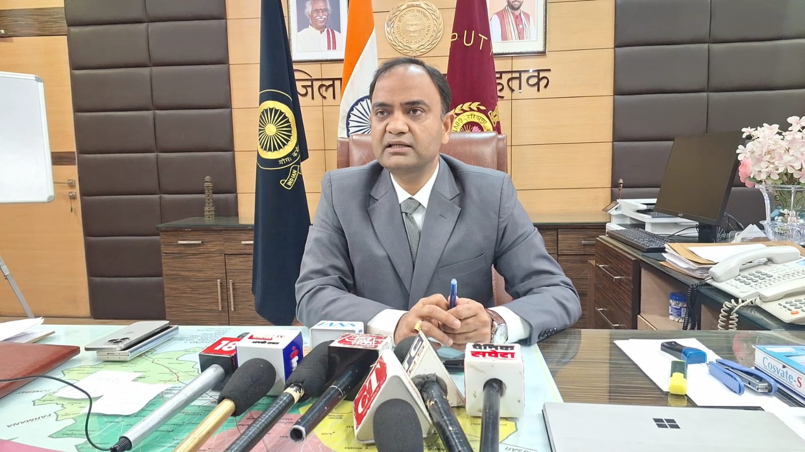 आत्म दाह मामले की जानकारी देते डीसी आत्म दाह मामले की जानकारी देते डीसी