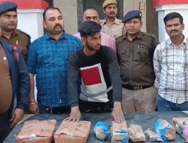 चांदी के साथ गिरफ्तार युवक चांदी के साथ गिरफ्तार युवक