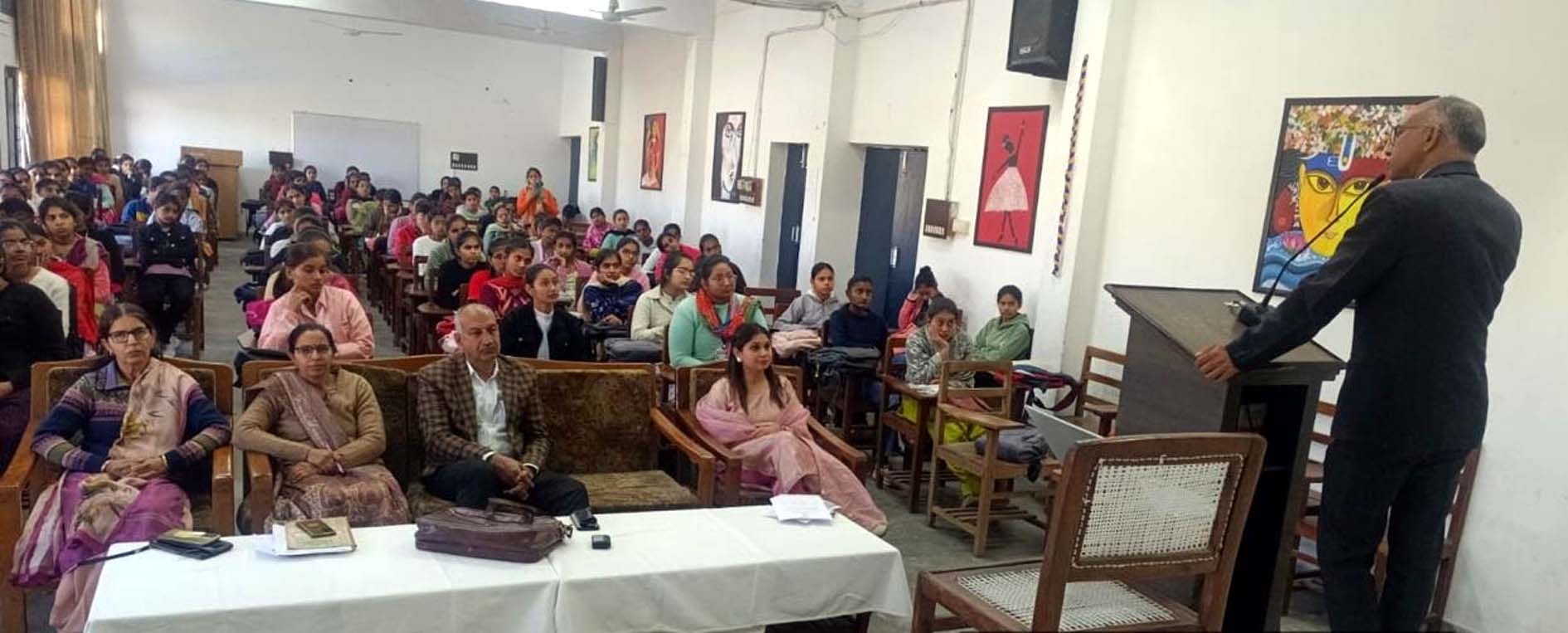 छात्राओं को संबोधित करते एडवोकेट विक्रमजीत मित्तल। छात्राओं को संबोधित करते एडवोकेट विक्रमजीत मित्तल।