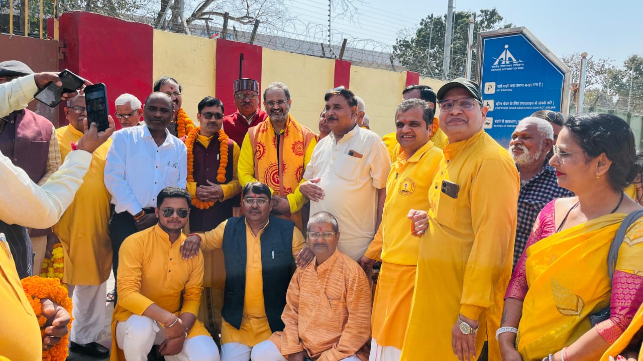 एयरपोर्ट पर हुआ विश्व विख्यात चिंतक चिन्मय पांड्या का स्वागत* एयरपोर्ट पर हुआ विश्व विख्यात चिंतक चिन्मय पांड्या का स्वागत*