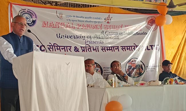 सम्बोधित करते प्रो गिरीश चंद्र त्रिपाठी सम्बोधित करते प्रो गिरीश चंद्र त्रिपाठी