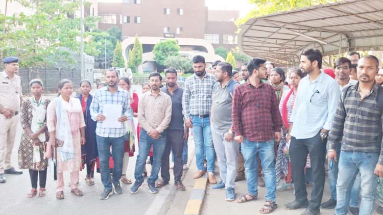 बर्खास्त बीएड डिग्रीधारी सहायक शिक्षक मंत्रालय का घेराव करते हुए बर्खास्त बीएड डिग्रीधारी सहायक शिक्षक मंत्रालय का घेराव करते हुए