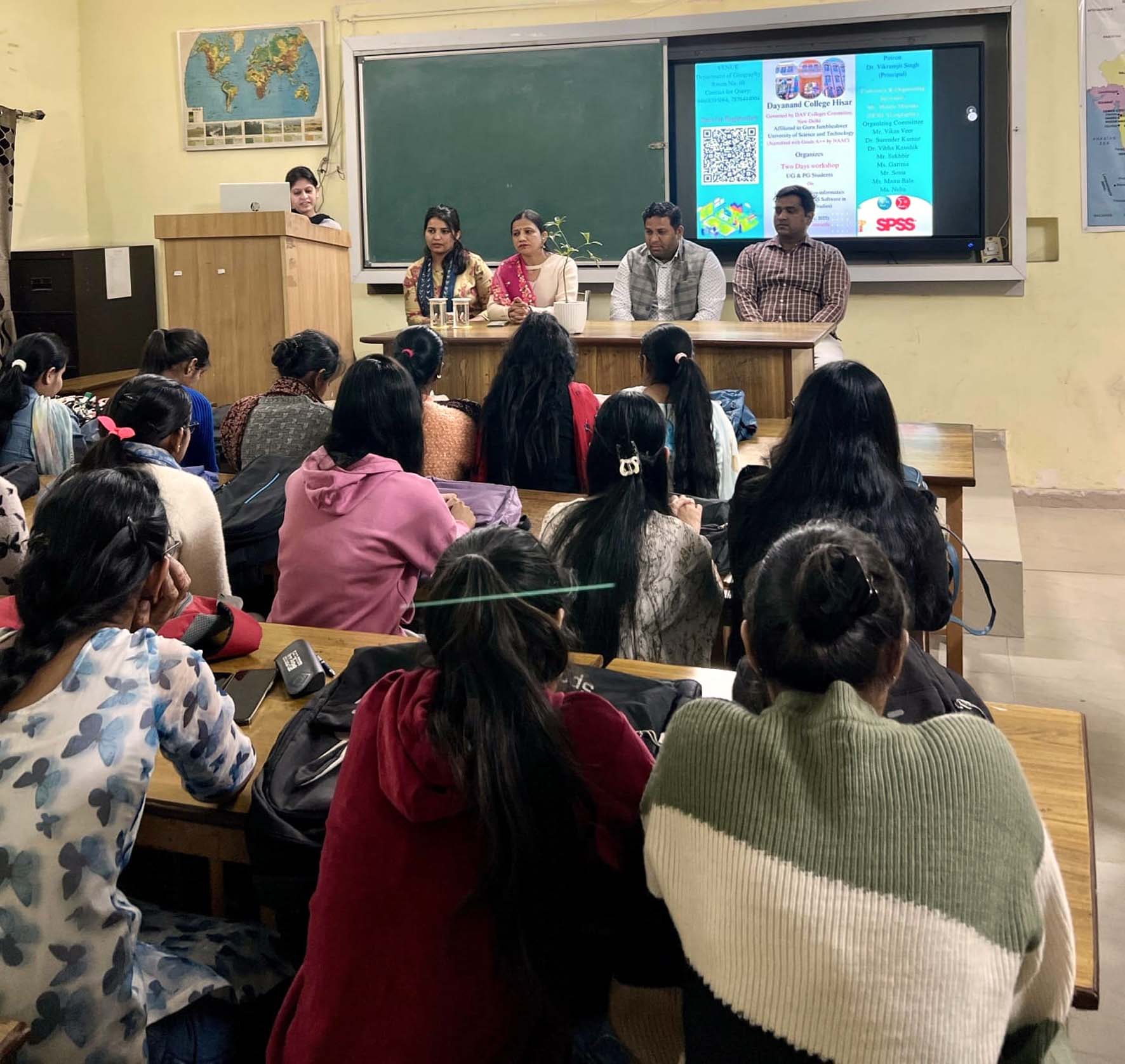 कार्यशाला में भाग लेते विद्यार्थी व उपस्थित कॉलेज स्टाफ। कार्यशाला में भाग लेते विद्यार्थी व उपस्थित कॉलेज स्टाफ।