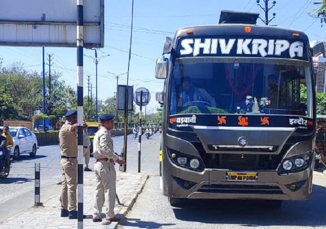इंदौरः बिना परमिट चल रही एक ट्रेवलर जब्त इंदौरः बिना परमिट चल रही एक ट्रेवलर जब्त