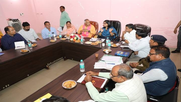 कलेक्टर ने जनप्रतिनिधियों और विभागीय अधिकारियों के साथ की बैठक कलेक्टर ने जनप्रतिनिधियों और विभागीय अधिकारियों के साथ की बैठक