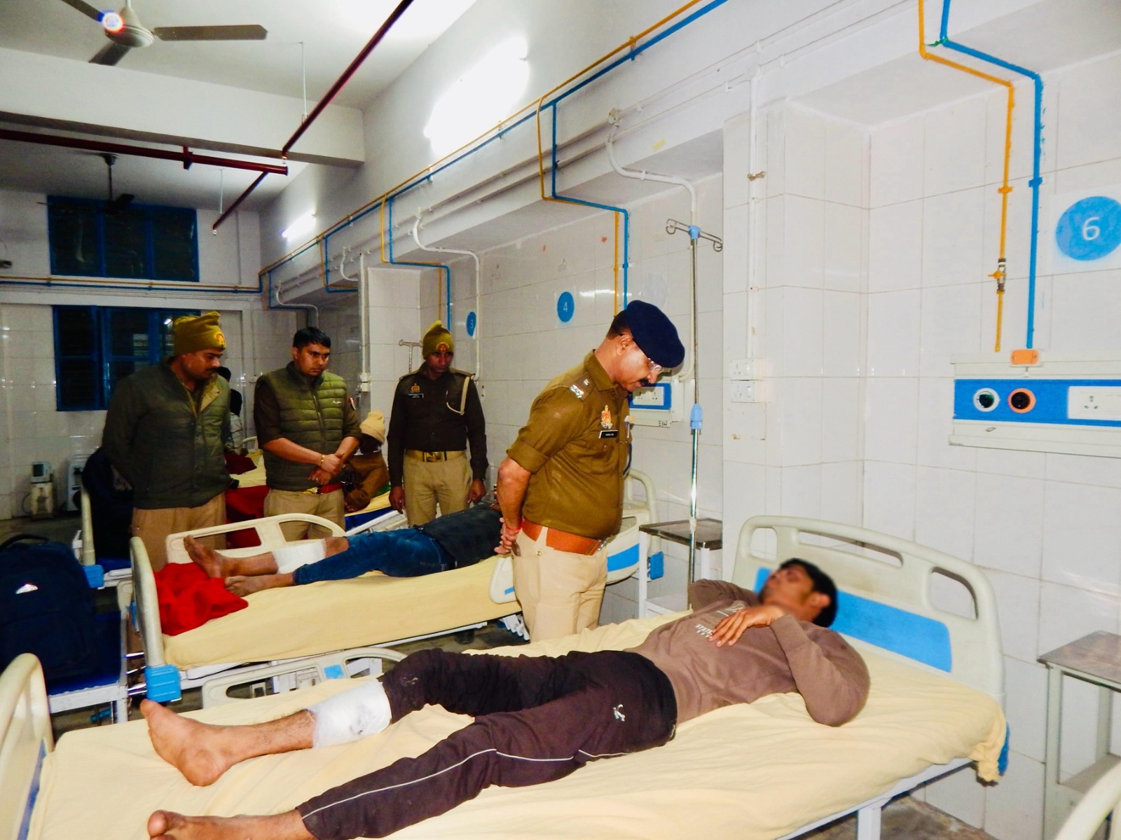जिला अस्पताल में भर्ती पुलिस मुठभेड़ में घायल आरोपित चेन स्नेचर युवकों से पूछताछ करते हैं एसपी सिटी।। जिला अस्पताल में भर्ती पुलिस मुठभेड़ में घायल आरोपित चेन स्नेचर युवकों से पूछताछ करते हैं एसपी सिटी।।