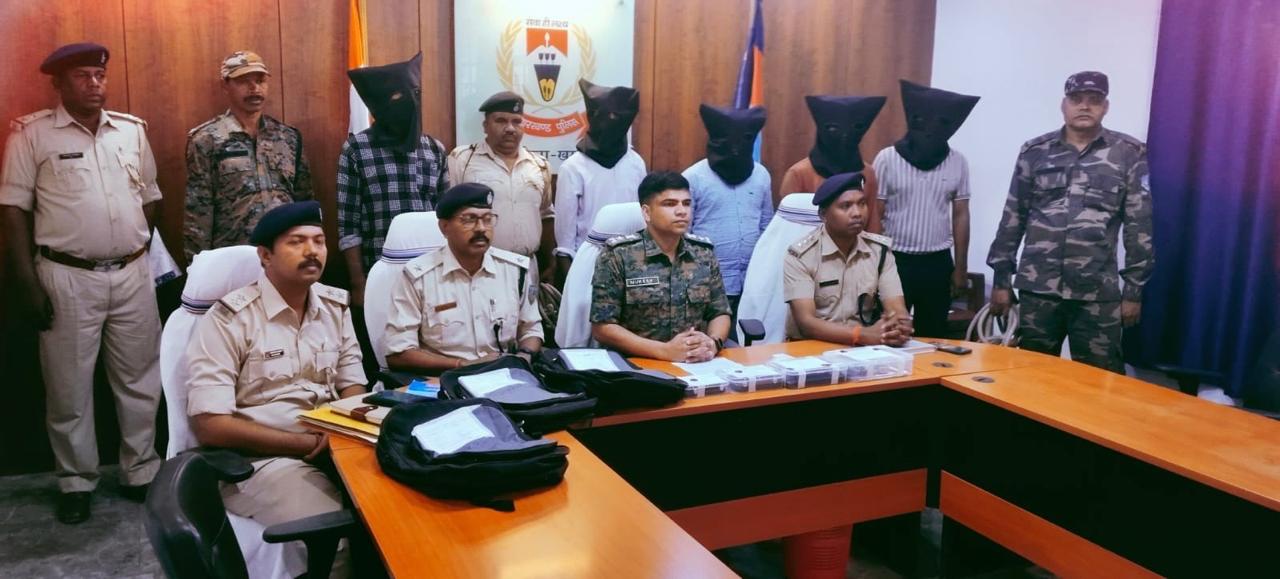 गिरफ्तार जालसाज और जानकारी देते एसपी मुकेश कुमार लुणायत गिरफ्तार जालसाज और जानकारी देते एसपी मुकेश कुमार लुणायत