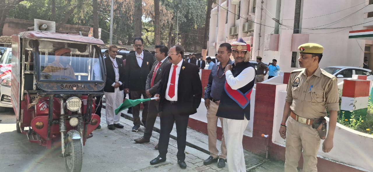 राष्ट्रीय लोक अदालत के प्रचार हेतु जनपद न्यायाधीश ने प्रचार वाहन को हरी झण्डी दिखाकर किया रवाना, हरि झंडी दिखाकर रवाना करते जिला जज राष्ट्रीय लोक अदालत के प्रचार हेतु जनपद न्यायाधीश ने प्रचार वाहन को हरी झण्डी दिखाकर किया रवाना, हरि झंडी दिखाकर रवाना करते जिला जज