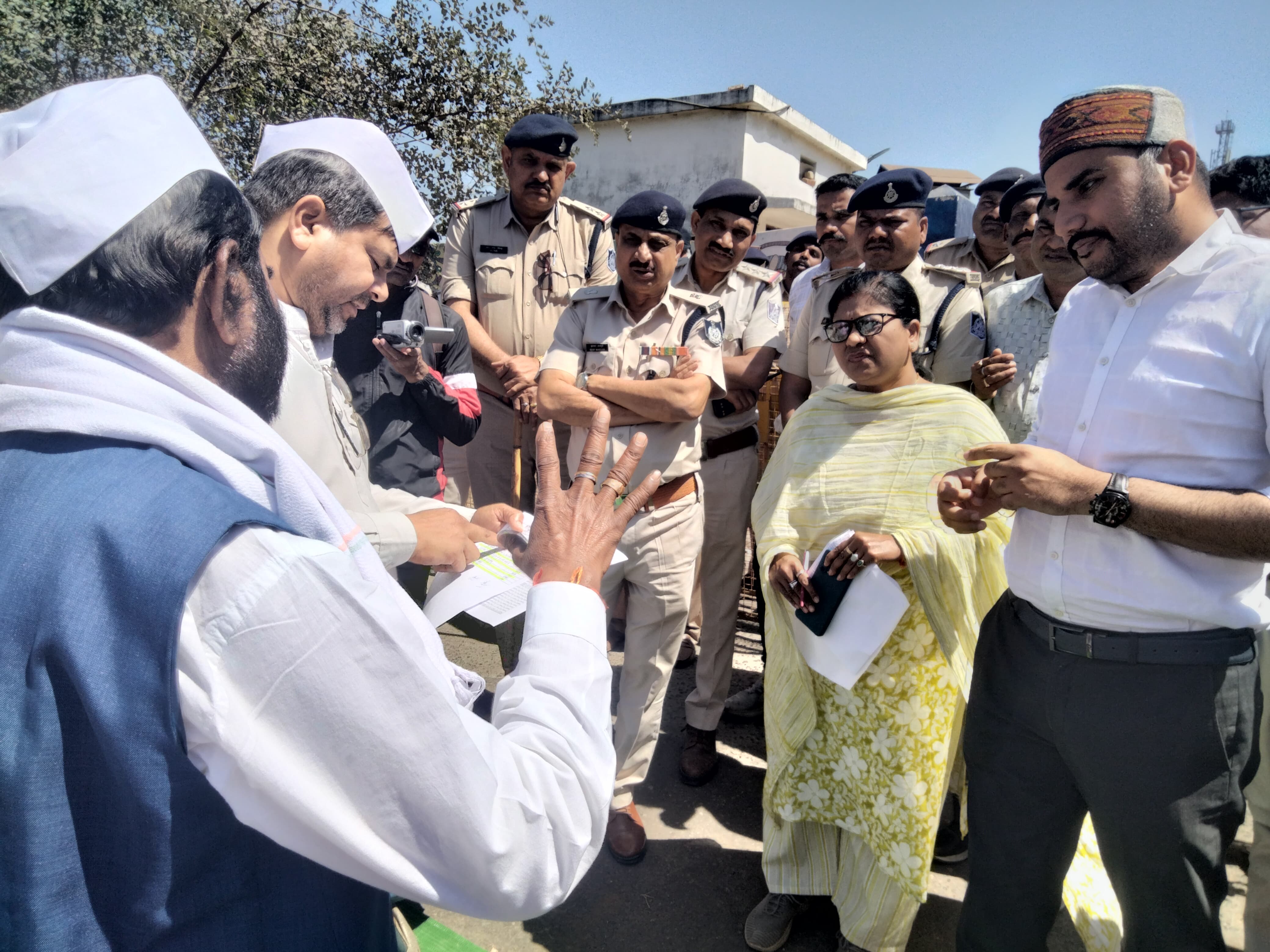 अधिकारियाें से  बात करते