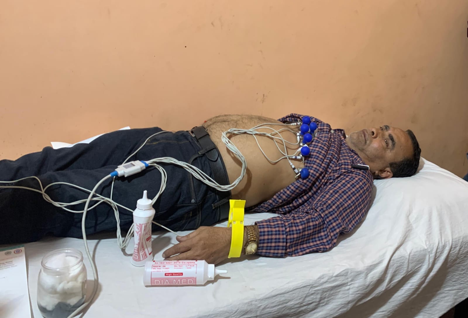 मरीजों की जांच करते चिकित्सक मरीजों की जांच करते चिकित्सक