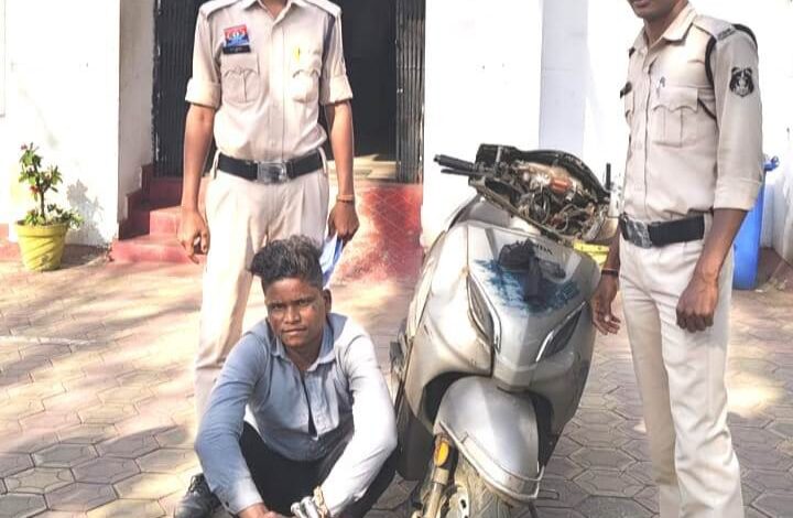 पुलिस के गिरफ्त में आरोपी पुलिस के गिरफ्त में आरोपी