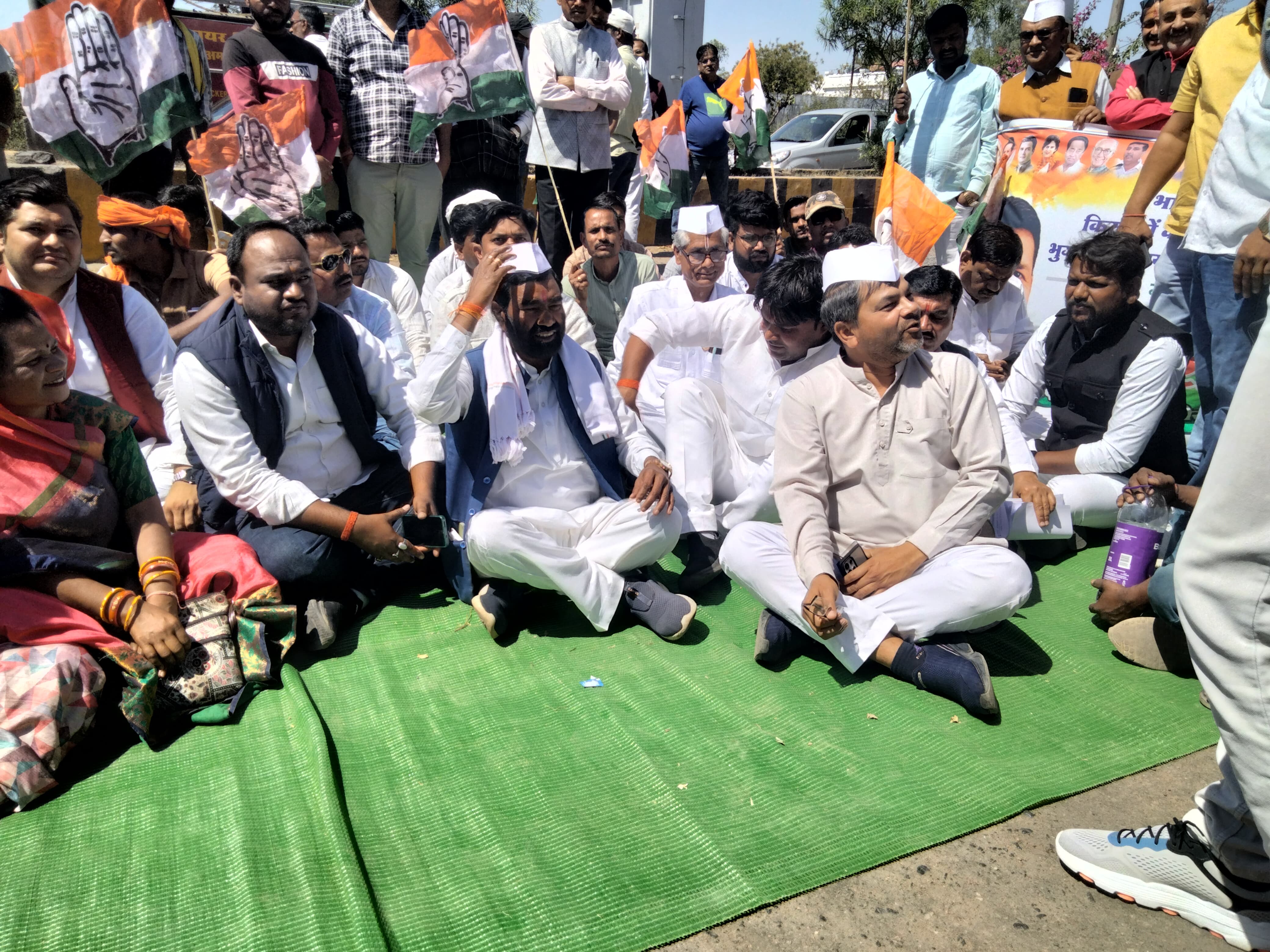 धान खरीदी पर घेराव