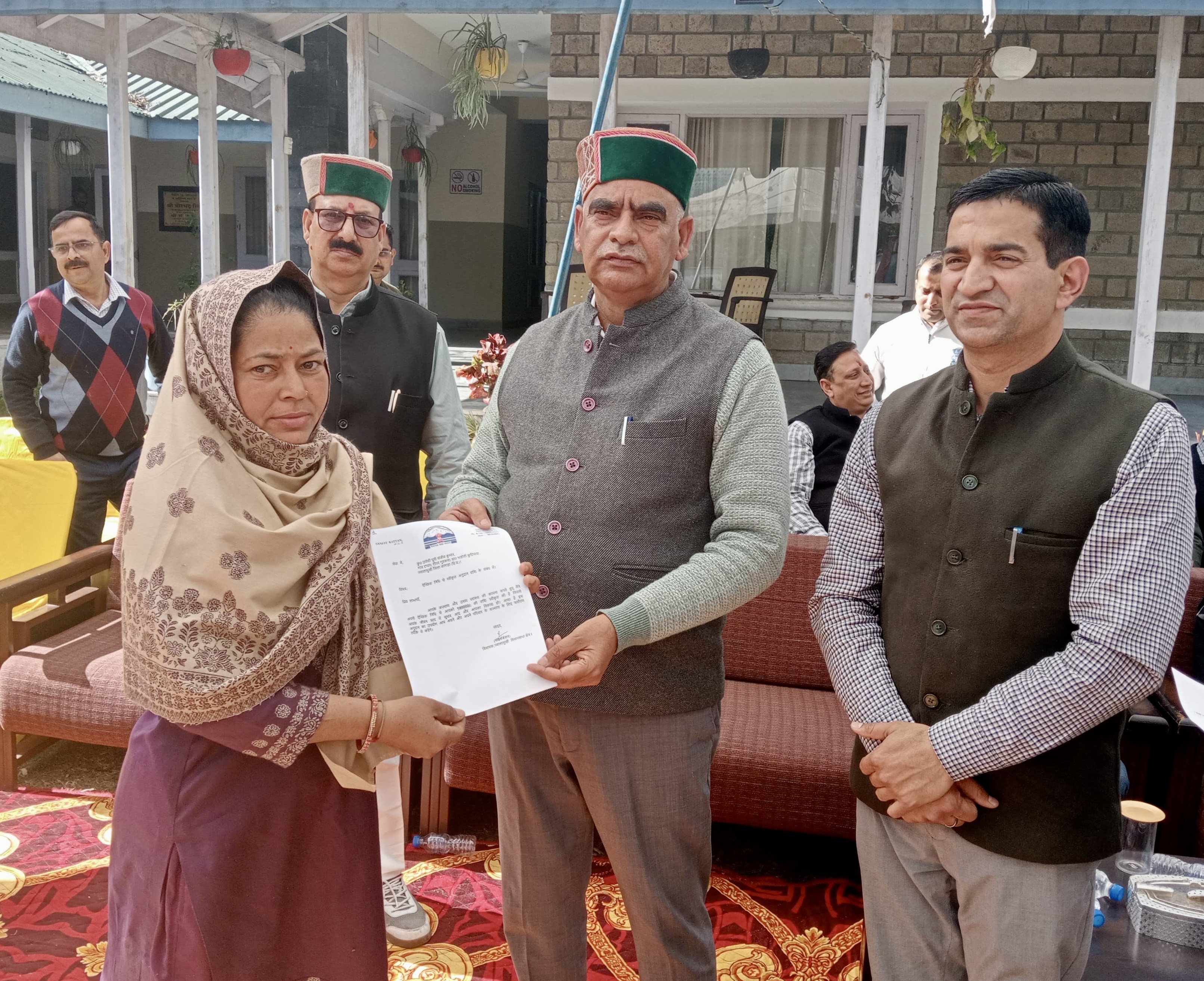 विधायक संजय रत्न चेक वितरित करते हुए। विधायक संजय रत्न चेक वितरित करते हुए।