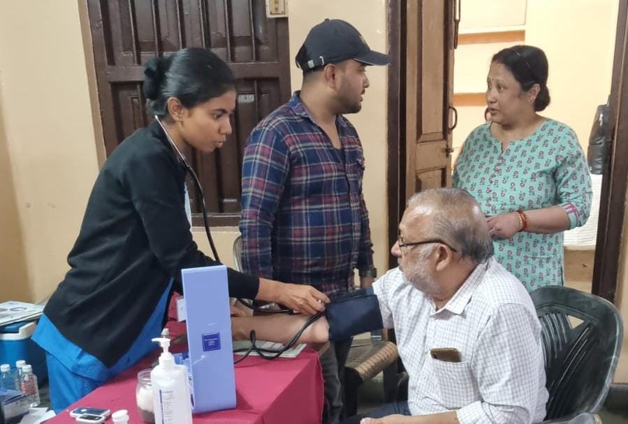 हेल्थ कैंप में शामिल लोग हेल्थ कैंप में शामिल लोग
