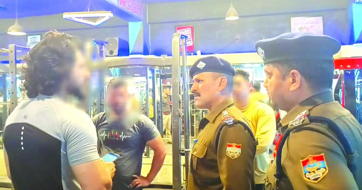 फिटनेस जिम में छापेमारी के दौरान फिटनेस जिम में छापेमारी के दौरान