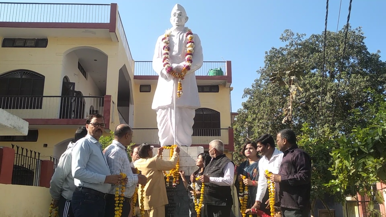 राष्ट्र कवि की जयंती पर प्रतिमा पर माल्यार्पण करते लोग राष्ट्र कवि की जयंती पर प्रतिमा पर माल्यार्पण करते लोग