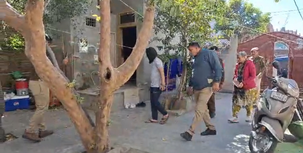 हिमानी नरवाल हत्याकांड में उसके घर पर आरोपी के साथ पुलिस टीम हिमानी नरवाल हत्याकांड में उसके घर पर आरोपी के साथ पुलिस टीम