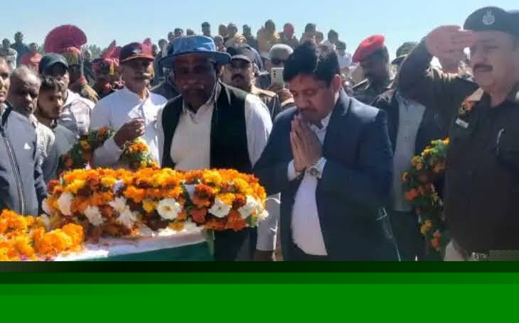 सुबेदार सुनील मालिक को श्रद्धांजली देते प्रशासनिक अधिकारी सुबेदार सुनील मालिक को श्रद्धांजली देते प्रशासनिक अधिकारी