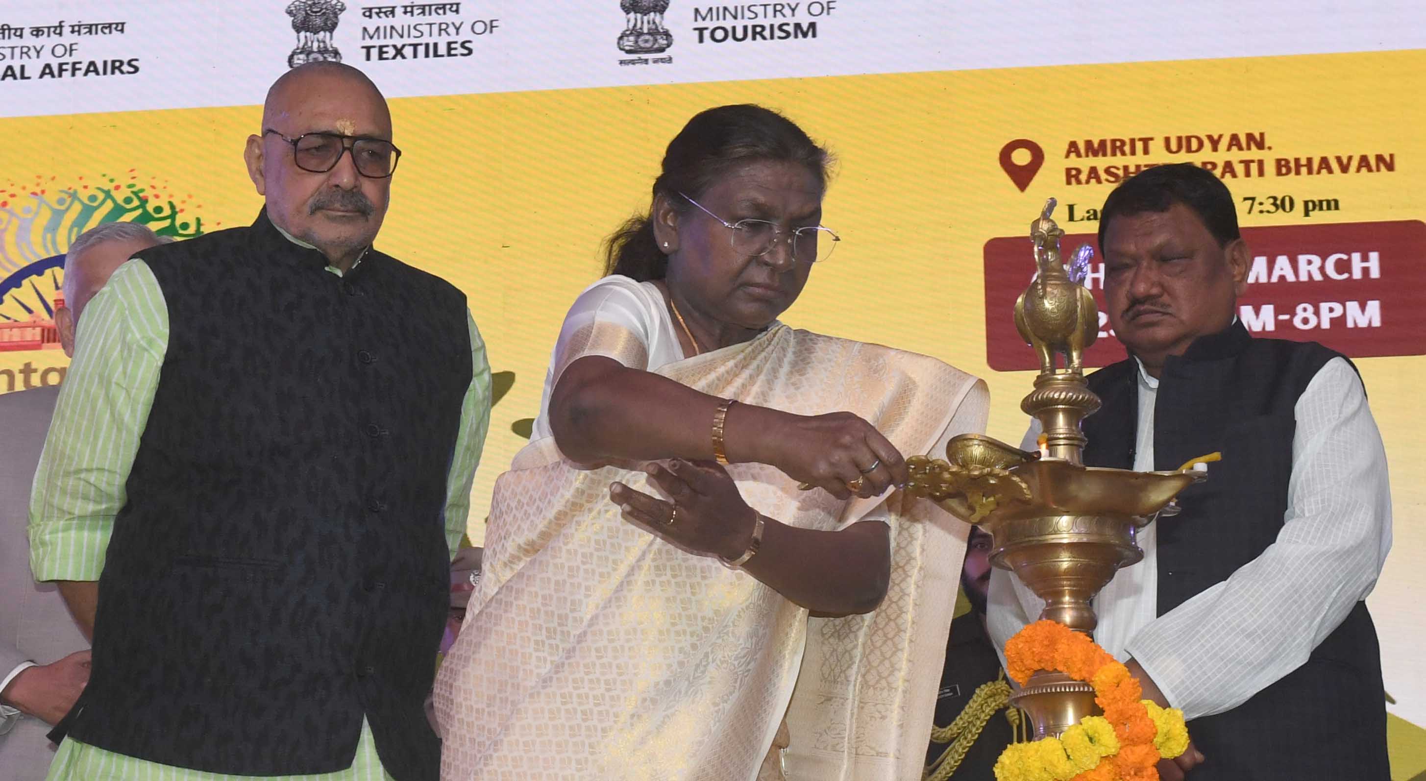 राष्ट्रपति मुर्मु बुधवार को राष्ट्रपति भवन में विविधा का अमृत महोत्सव का उद्घाटन करने के दौरान राष्ट्रपति मुर्मु बुधवार को राष्ट्रपति भवन में विविधा का अमृत महोत्सव का उद्घाटन करने के दौरान