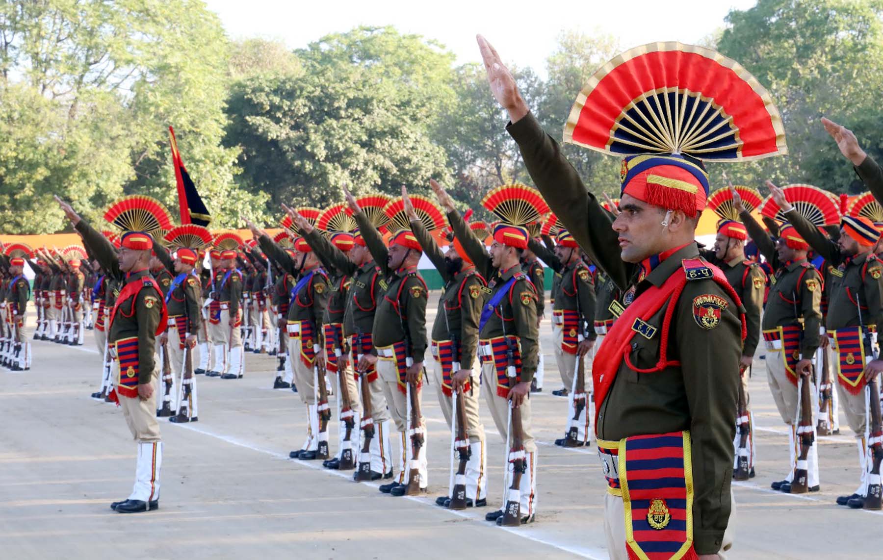 गुरुग्राम के भोंडसी स्थित पुलिस प्रशिक्षण केंद्र में प्रशिक्षण के बाद दीक्षांत समारोह में शपथ लेते सिपाही बने पूर्व सैनिक। गुरुग्राम के भोंडसी स्थित पुलिस प्रशिक्षण केंद्र में प्रशिक्षण के बाद दीक्षांत समारोह में शपथ लेते सिपाही बने पूर्व सैनिक।