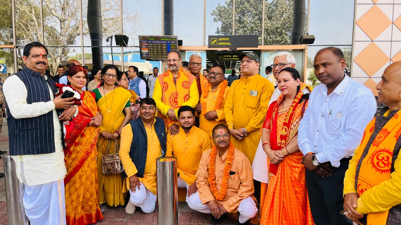 एयरपोर्ट पर हुआ विश्व विख्यात चिंतक चिन्मय पांड्या का स्वागत* एयरपोर्ट पर हुआ विश्व विख्यात चिंतक चिन्मय पांड्या का स्वागत*