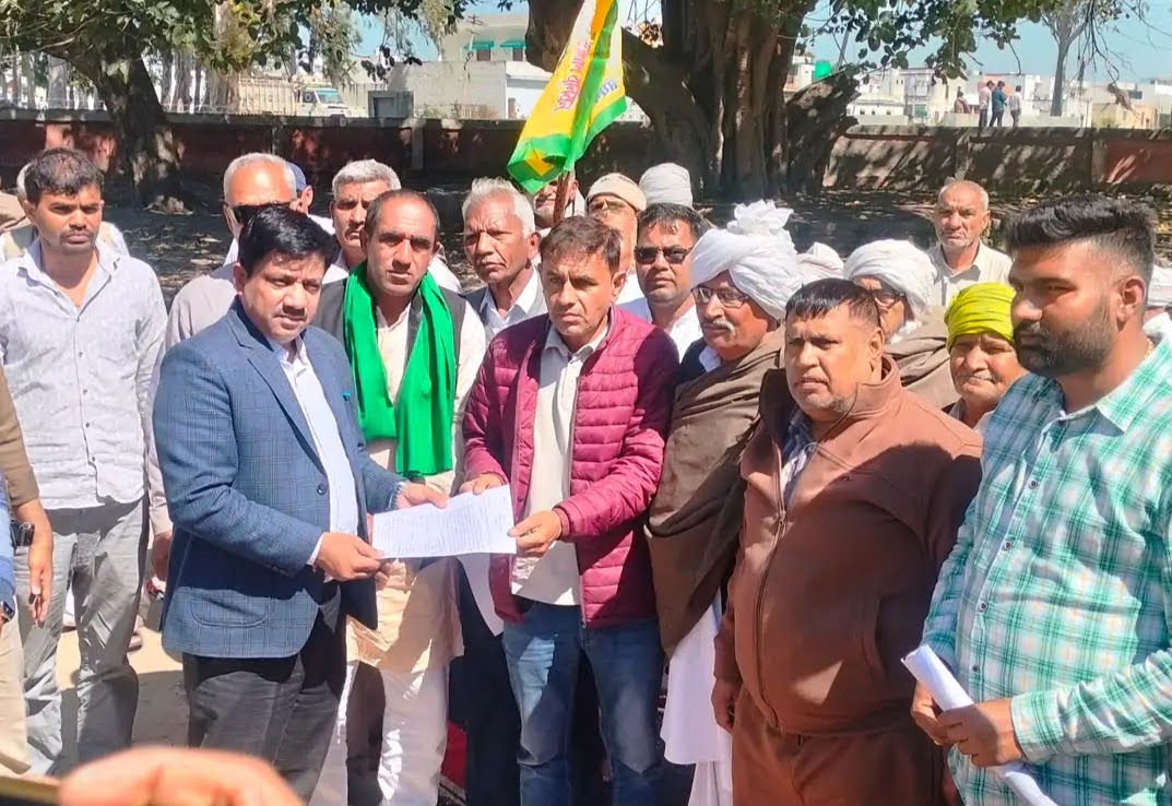 इसराना में एसडीएम आशीष कुमार को ज्ञापन सौंपते किसान नेता इसराना में एसडीएम आशीष कुमार को ज्ञापन सौंपते किसान नेता