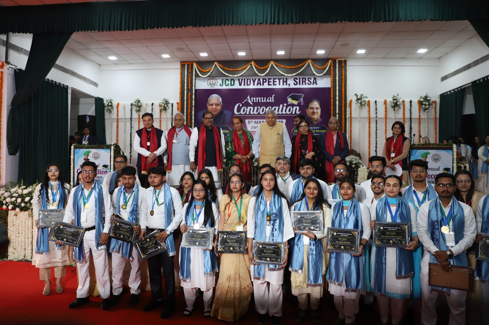 दीक्षांत समारोह में विद्यार्थियों को डिग्रियां प्रदान करते उपराष्ट्रपति जगदीप धनखड़। दीक्षांत समारोह में विद्यार्थियों को डिग्रियां प्रदान करते उपराष्ट्रपति जगदीप धनखड़।