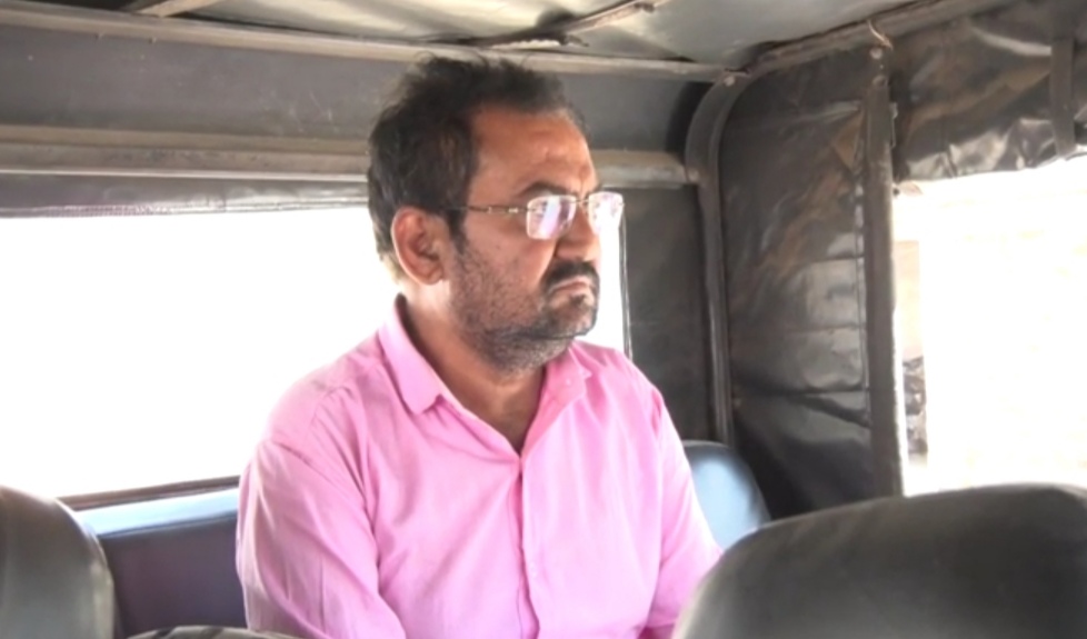 पुलिस की जीप में बैठा मुरलीधर शर्मा पुलिस की जीप में बैठा मुरलीधर शर्मा