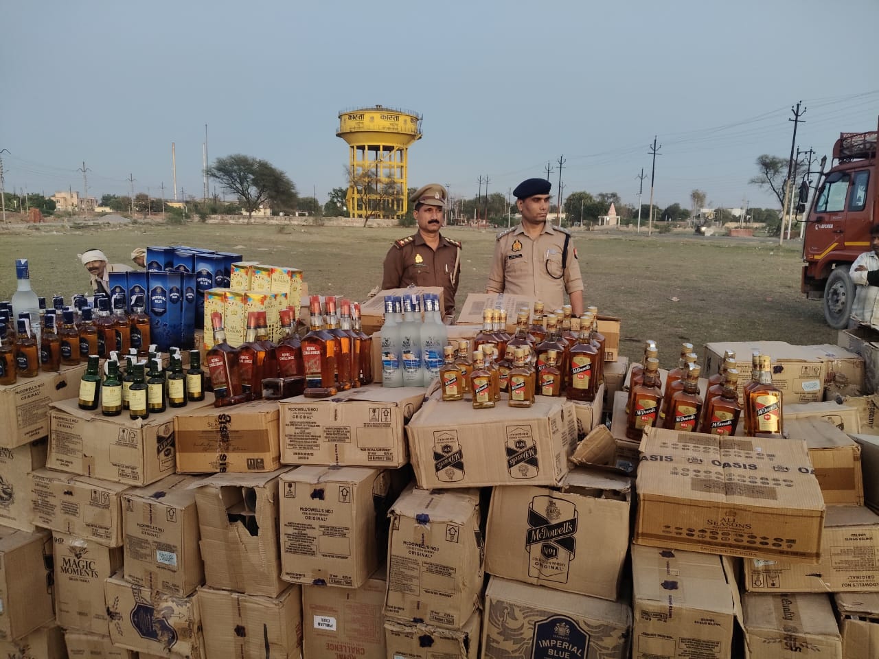 शराब नष्ट करती पुलिस शराब नष्ट करती पुलिस